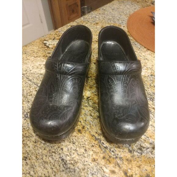 DANSKO BLACK LEATHER EMBOSSED TOOLED CLOGS SIZE 6.5 / 37 - Picture 3 of 12